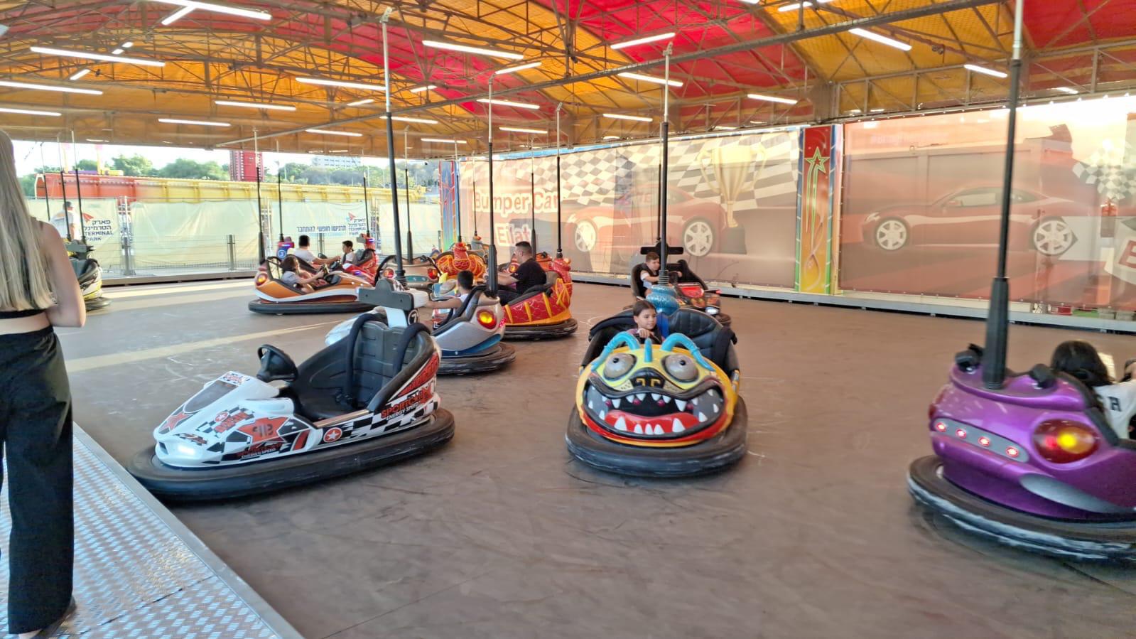 מכוניות מתנגשות